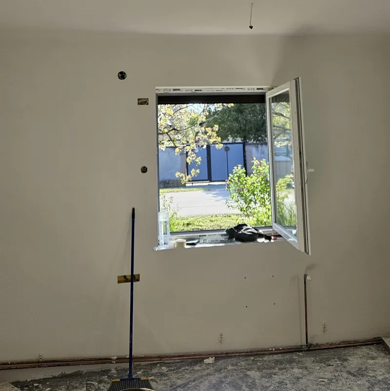 Izgletovan i okrečen beli zid sobe posle završenih radova